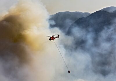 Büyükşehir Belediyesi’nin kırmızı helikopteri alevlere 1328 ton su bıraktı