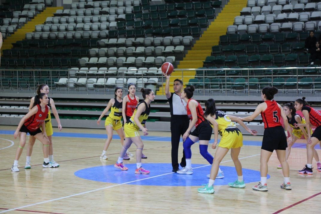 Menteşe’de U18 Kızlar Basketbol Bölge Şampiyonası başladı