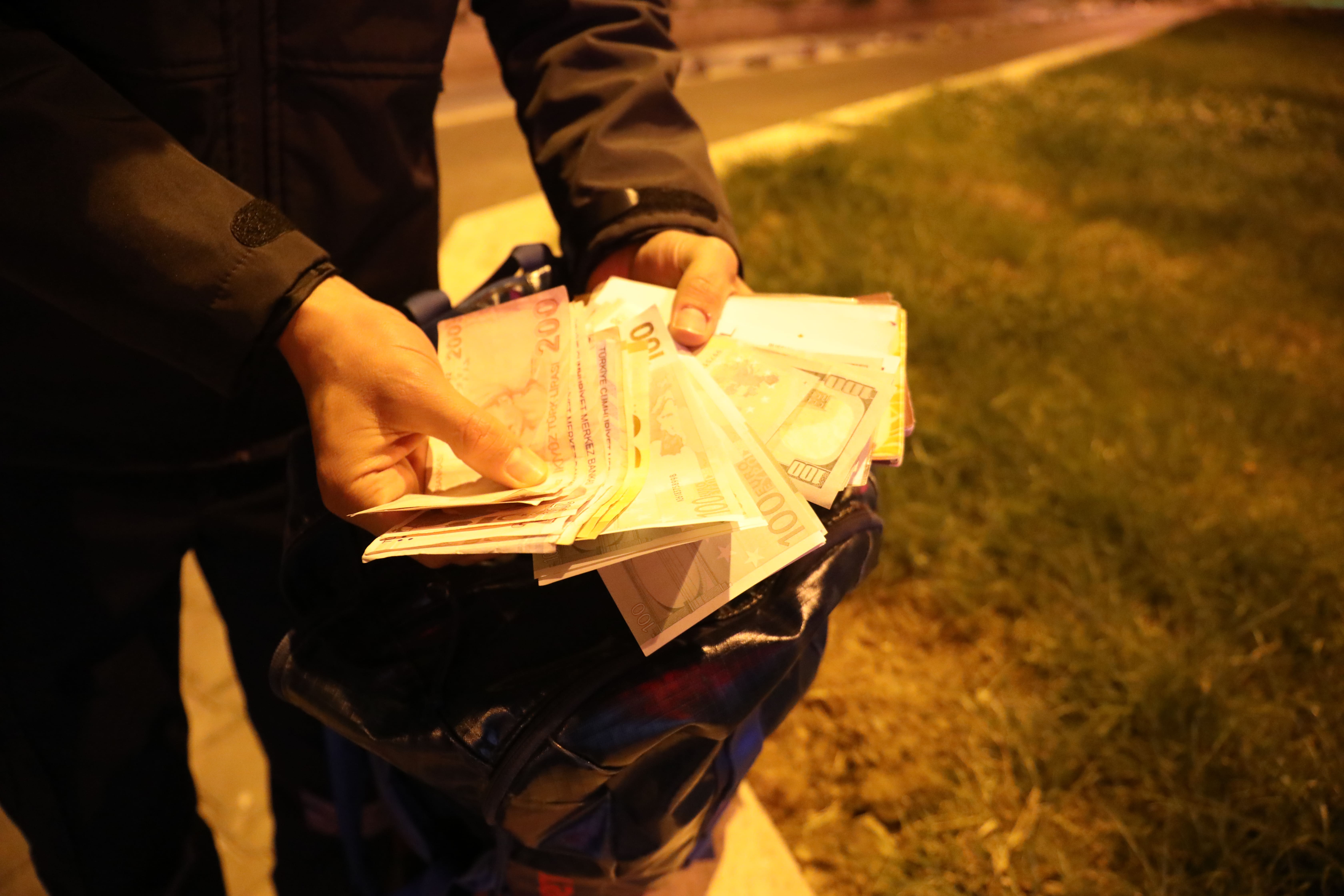 Marmaris’te içinde para olan çanta Rus turiste teslim edildi