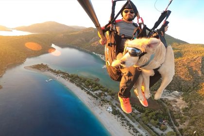 Fethiye’de köpeğiyle yamaç paraşütü