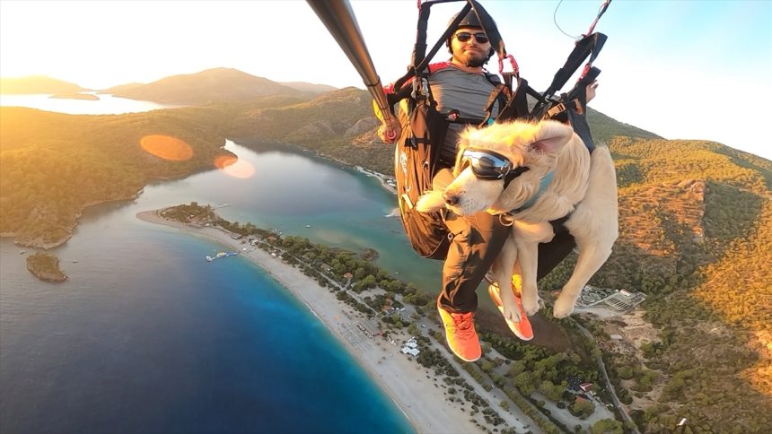 Fethiye’de köpeğiyle yamaç paraşütü