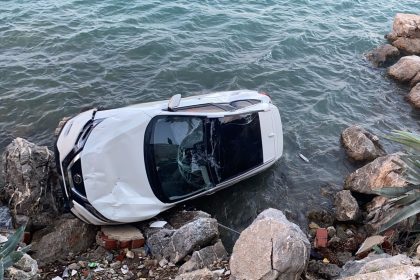 Datça’da uçuruma yuvarlanan otomobil