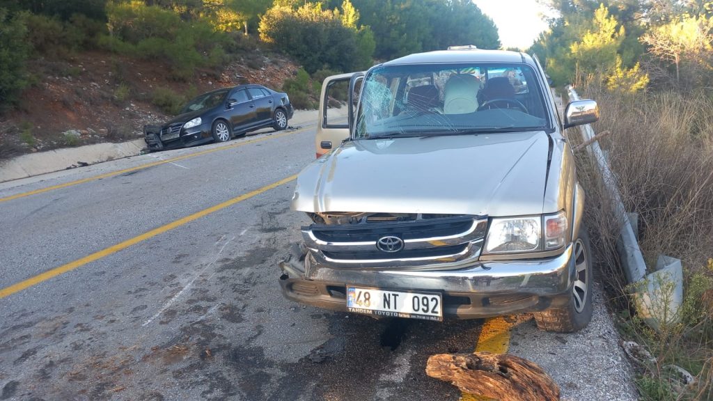 Menteşe’de otomobille kamyonet çarpıştı