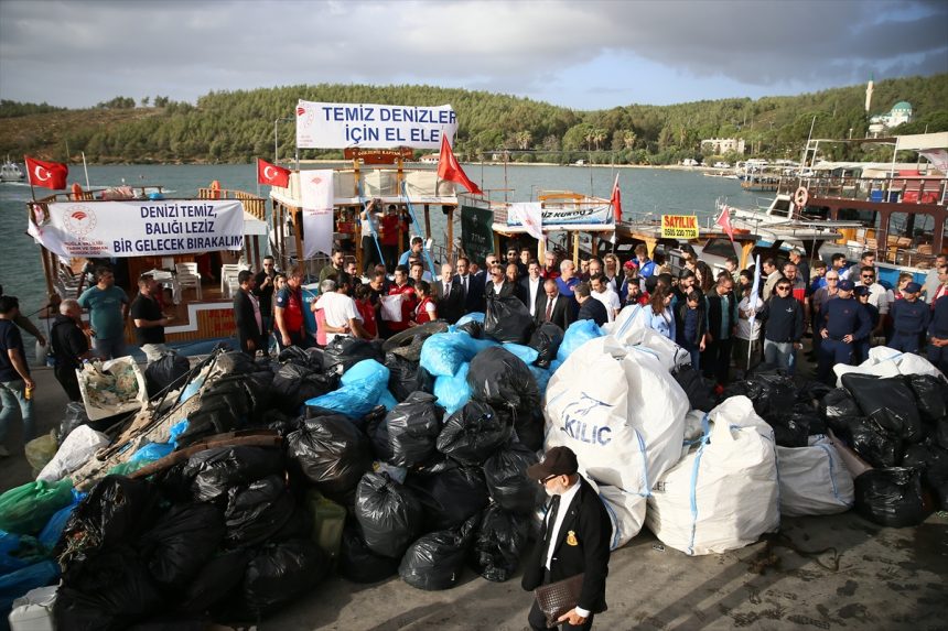 Bodrum’da deniz dibi ve kıyı temizliği