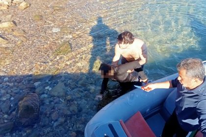 Ayağında ağırlıkla denize atladı