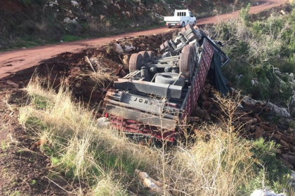 kereste yüklü kamyon devrildi