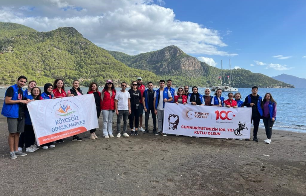 Köyceğiz Ekincik Koyu'nda atıklar toplandı