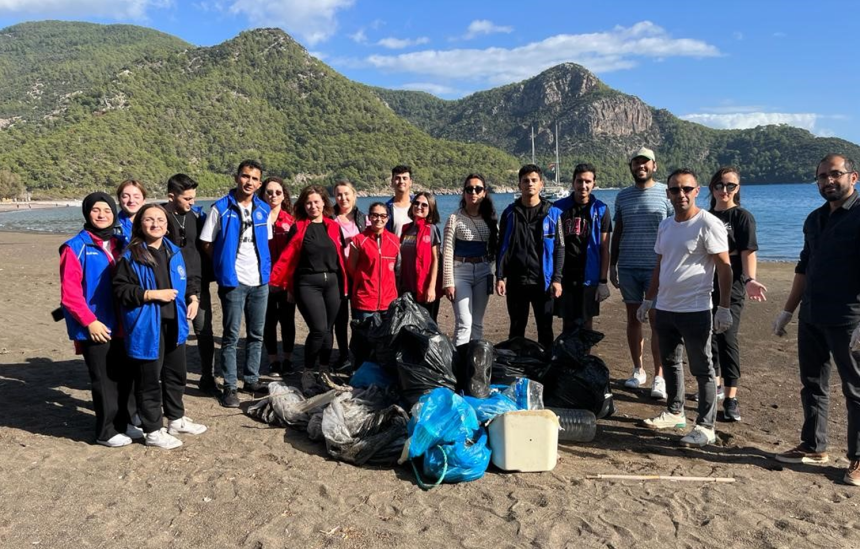 Köyceğiz Ekincik Koyu'nda atıklar toplandı