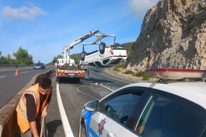 otomobil beton bariyerlere çarptı