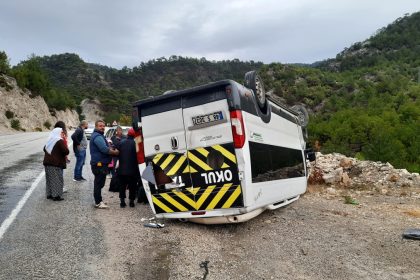 Servis minibüsü devrildi