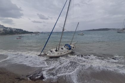 Yelkenli tekne karaya sürüklendi