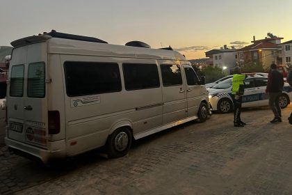 Milas’ta polis kaçan araca takılarak sürüklendi