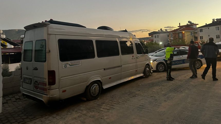 Milas’ta polis kaçan araca takılarak sürüklendi