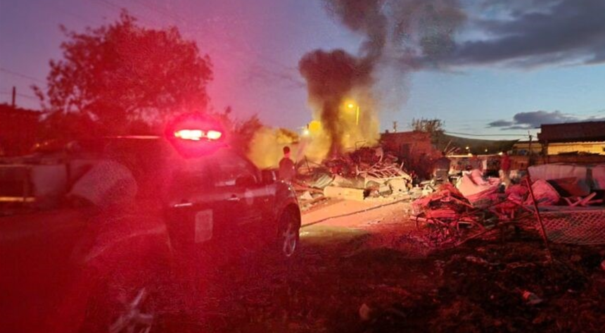 Milas’ta mandıranın hurdalığında yangın çıktı