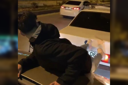 aracı ayaklarıyla itti