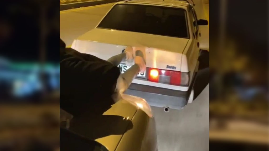 aracı ayaklarıyla itti