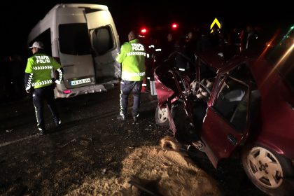 Ortaca'da minibüse çarpan otomobil