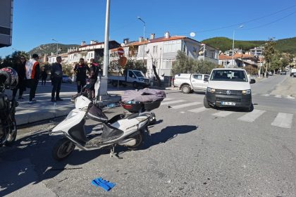 motosikletle otomobil çarpıştı