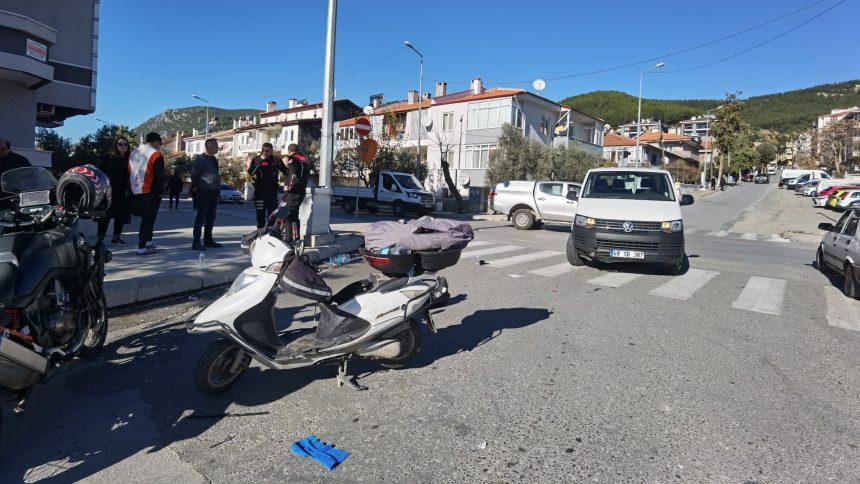 motosikletle otomobil çarpıştı