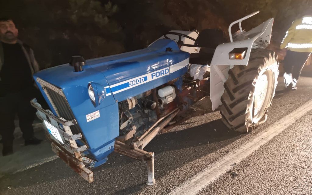 Milas'ta kamyon traktöre çarptı