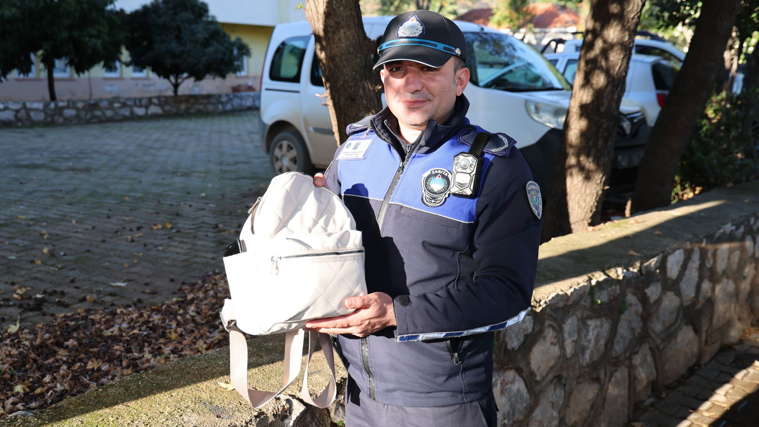 Marmaris'te zabıta bulduğu çantayı, marmaris belediyesi zabıta memuru,