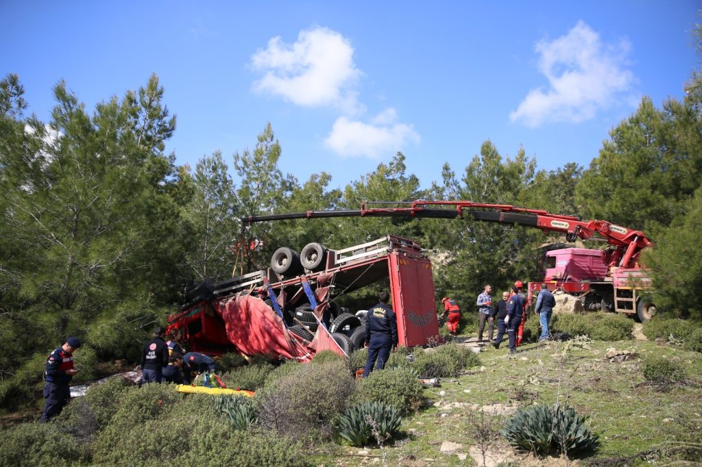 Seydikemer trafik kazası seydikemer kamyon Ayhan yılmaz seydikemer kaza seydikemer devrilen kamyon