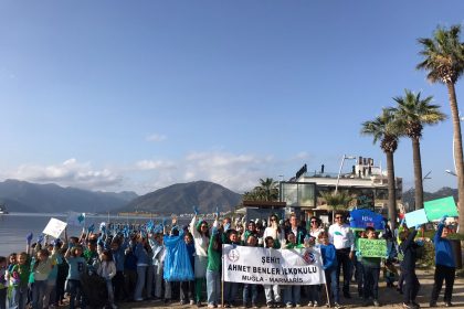 Marmaris'te ilkokul öğrencileri sahil, İlkokulu öğrencileri sahil temizliği