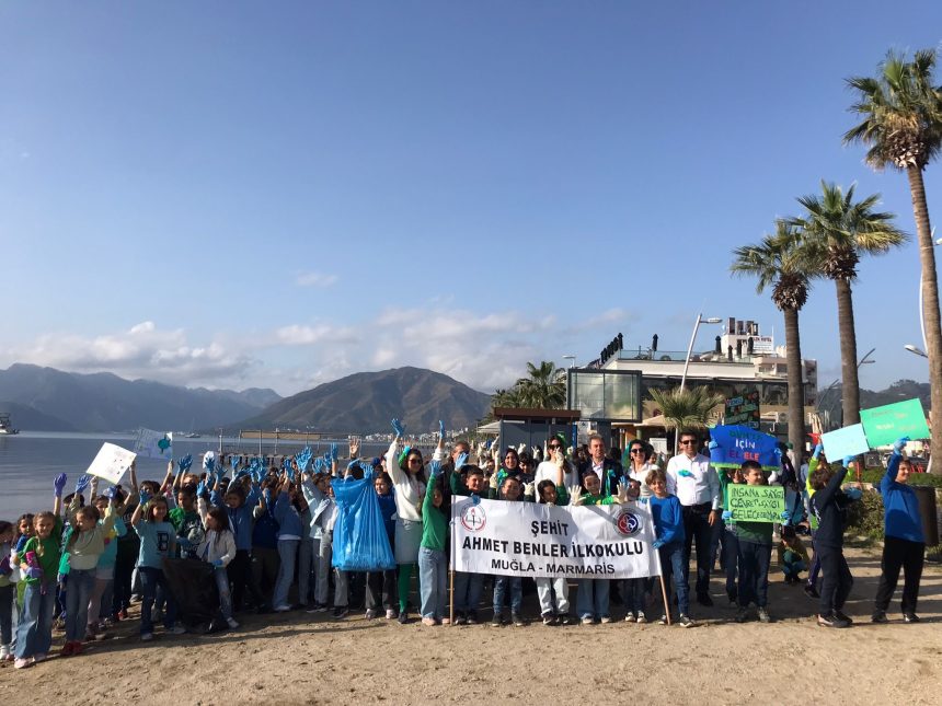 Marmaris'te ilkokul öğrencileri sahil, İlkokulu öğrencileri sahil temizliği