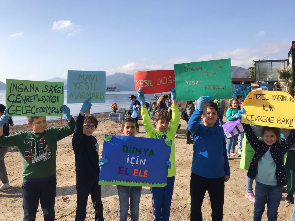Marmaris'te ilkokul öğrencileri sahil, İlkokulu öğrencileri sahil temizliği