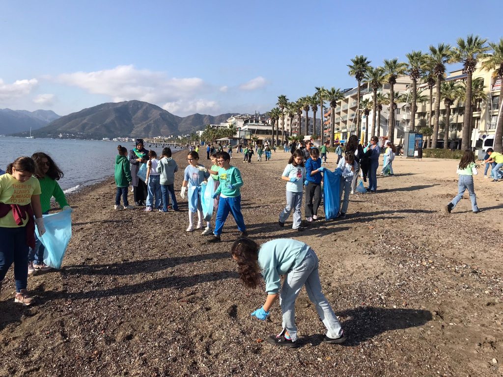 Marmaris'te ilkokul öğrencileri sahil, İlkokulu öğrencileri sahil temizliği
