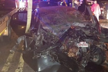 marmaris kaza, marmaris trafik kazası, Marmaris'te otomobil ağaca, otomobilin yoldan çıkarak ağaca,