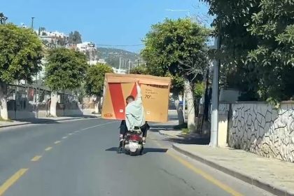 Bodrum'da motosiklet üzerinde televizyon, bodrum televizyon motosikletle