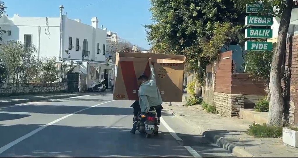 Bodrum'da motosiklet üzerinde televizyon, bodrum televizyon motosikletle