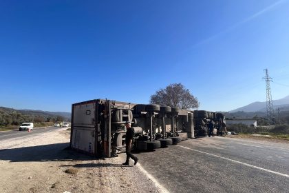 milas tır devrildi, milas trafik kazası, milas kaza, milas tır kazası, milas şenköy mahallesi kaza, Milas'ta balık taşıyan tırın, Muğla'nın Milas ilçesinde,