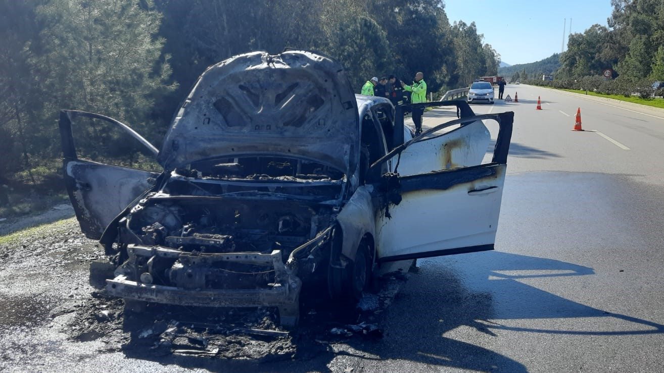 Seydikemer'de otomobilde yangın, Seydikemer otomobil yanmaya başladı,