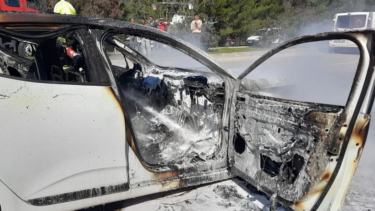 Seydikemer'de otomobilde yangın, Seydikemer otomobil yanmaya başladı,