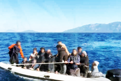 Datça açıklarında batmak üzere, Datça ilçesi açıklarında; lastik botları, Datça açıklarında