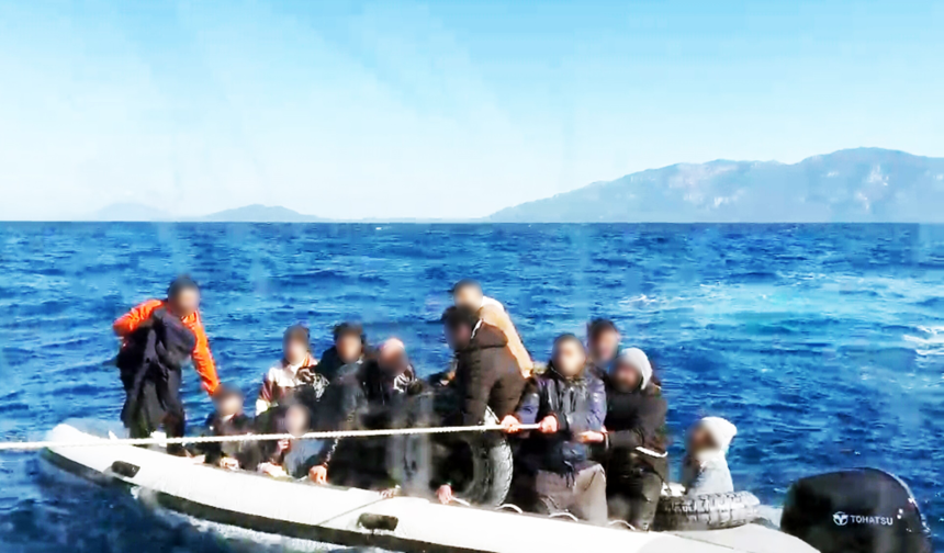 Datça açıklarında batmak üzere, Datça ilçesi açıklarında; lastik botları, Datça açıklarında