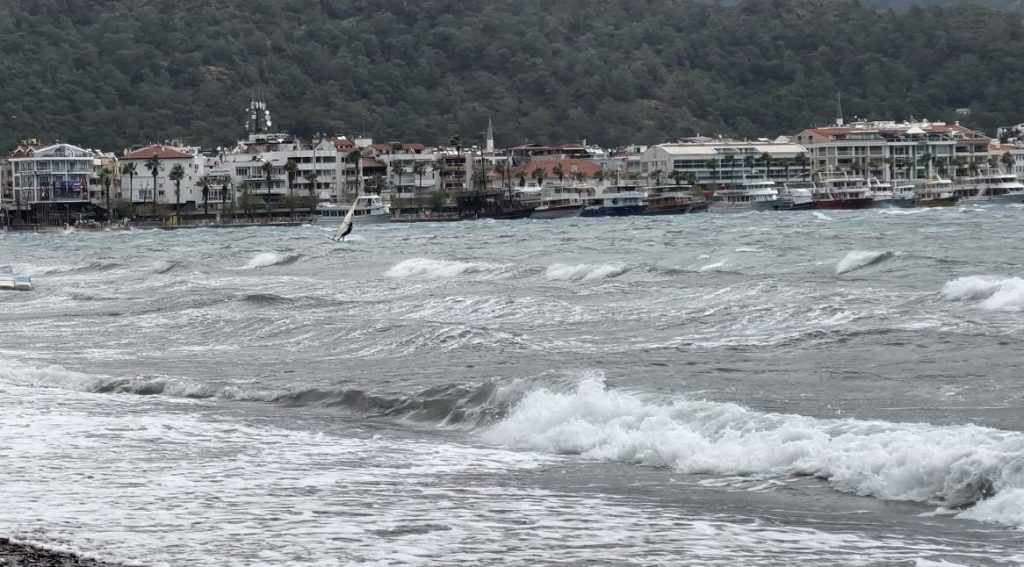 Marmaris'te şiddetli fırtına, Marmaris şiddetli lodos, yerini sağanak yağışa