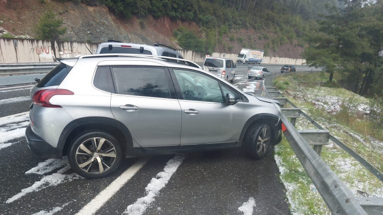 Yağışlar Marmaris'te kazalara, kısa süreli yağmur ve dolu yağışı
