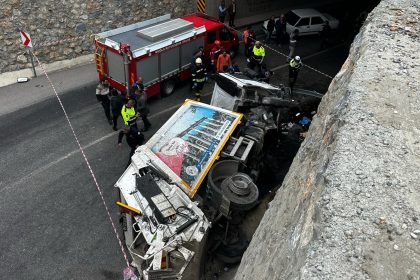 Milas’ta çöp kamyonu, çöp kamyonu 10 metre yükseklikten düştü