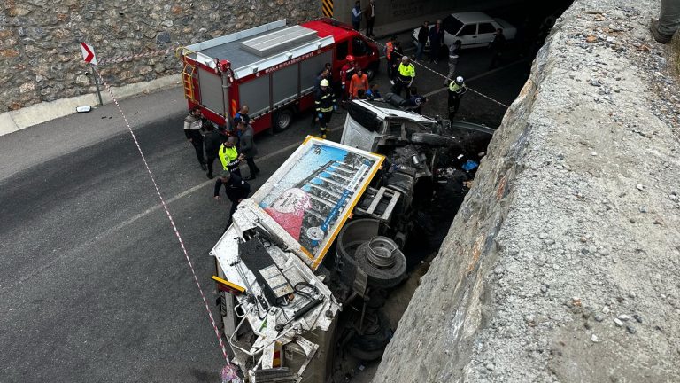 Milas’ta çöp kamyonu, çöp kamyonu 10 metre yükseklikten düştü