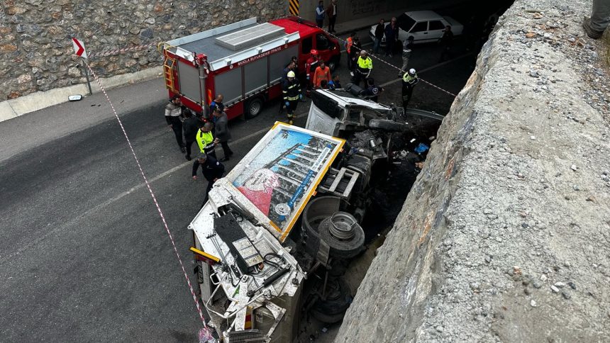 Milas’ta çöp kamyonu, çöp kamyonu 10 metre yükseklikten düştü