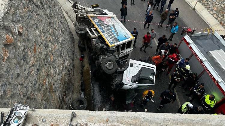 Milas’ta çöp kamyonu, çöp kamyonu 10 metre yükseklikten düştü