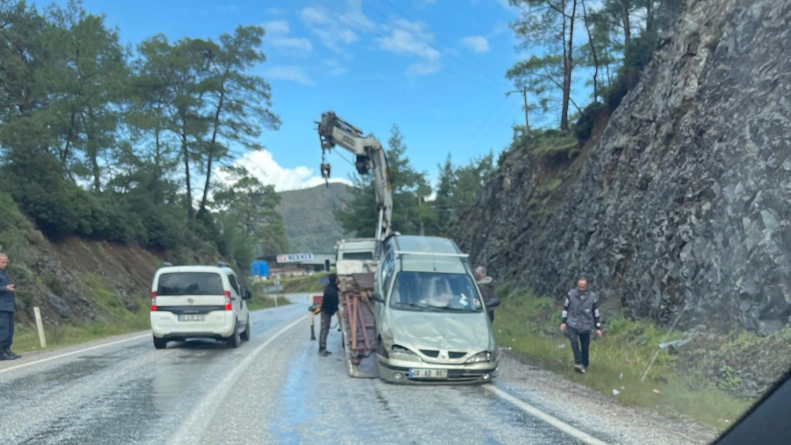 Yağışlar Marmaris'te kazalara, kısa süreli yağmur ve dolu yağışı