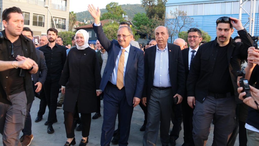 Bakan Özhaseki, Çevre, Şehircilik ve İklim Değişikliği Bakanı Mehmet Özhaseki, Cumhur İttifakı MHP Fethiye Belediye Başkan Adayı Muhammet Kökten tarafından düzenlenen iftar programı