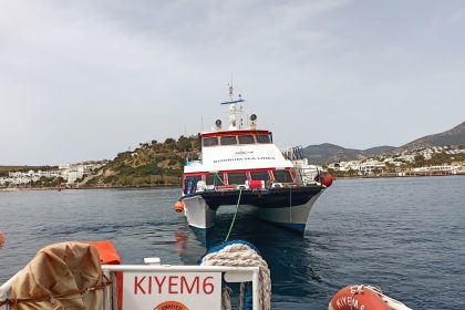 Bodrum açıklarında arızalanan yolcu teknesi, makine arızası yapan yolcu teknesi