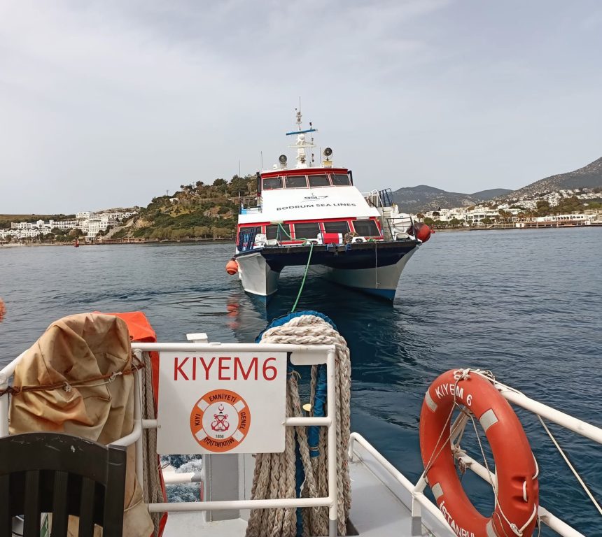 Bodrum açıklarında arızalanan yolcu teknesi, makine arızası yapan yolcu teknesi