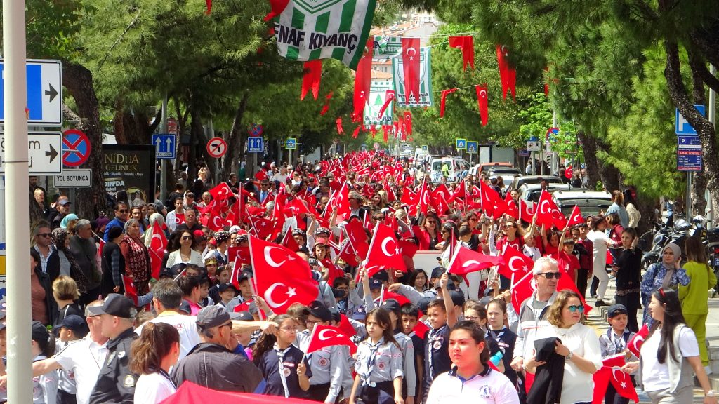 23 Nisan Ulusal Egemenlik ve Çocuk Bayramı, kortej yürüyüşü, 23 Nisan kutlamaları kortej yürüyüşüyle
