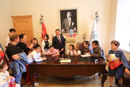 Ahmet Aras, 23 Nisan, makamını çocuklara devretti